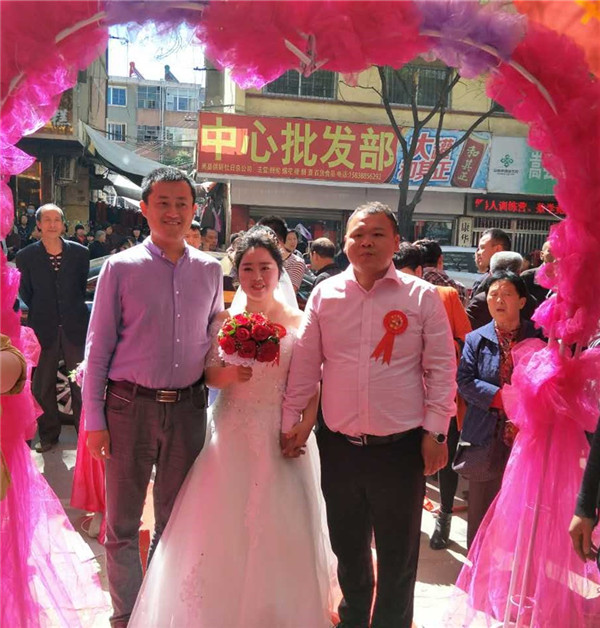 易視界實業(yè)集團陳總與新郎新娘合影