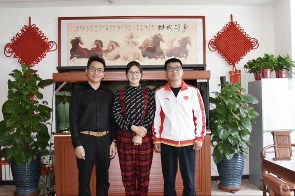 北京雙奧集團(tuán)尤小龍總裁、中國(guó)著名戲歌雙棲明星、66國(guó)選美國(guó)際皇后王光姣與易視界陶總合影